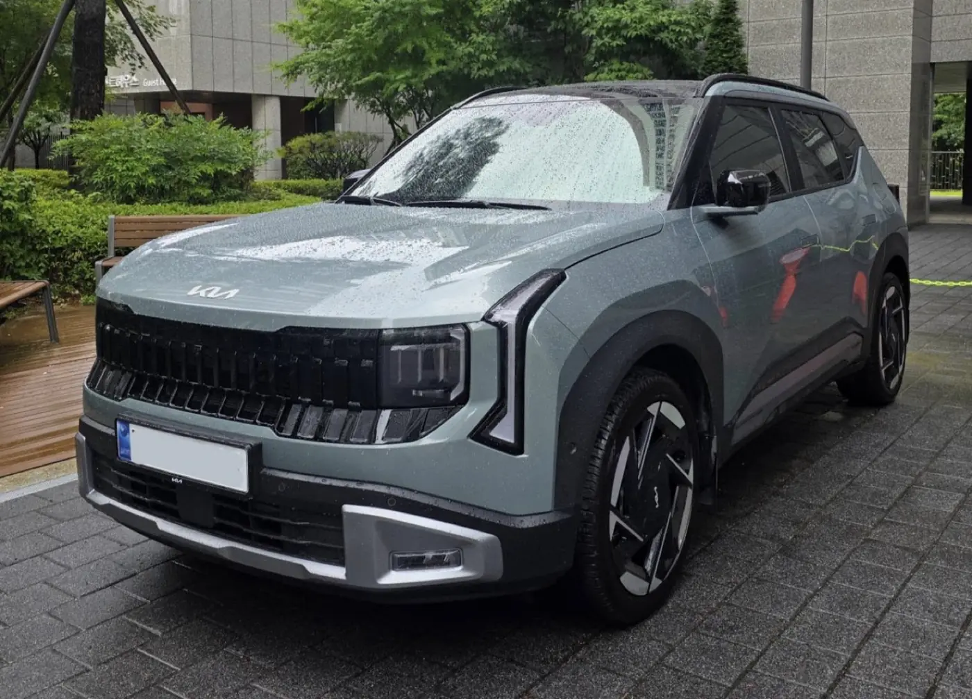 Kia Seltos Híbrida 2027, vista 3/4 frontal, foto 1