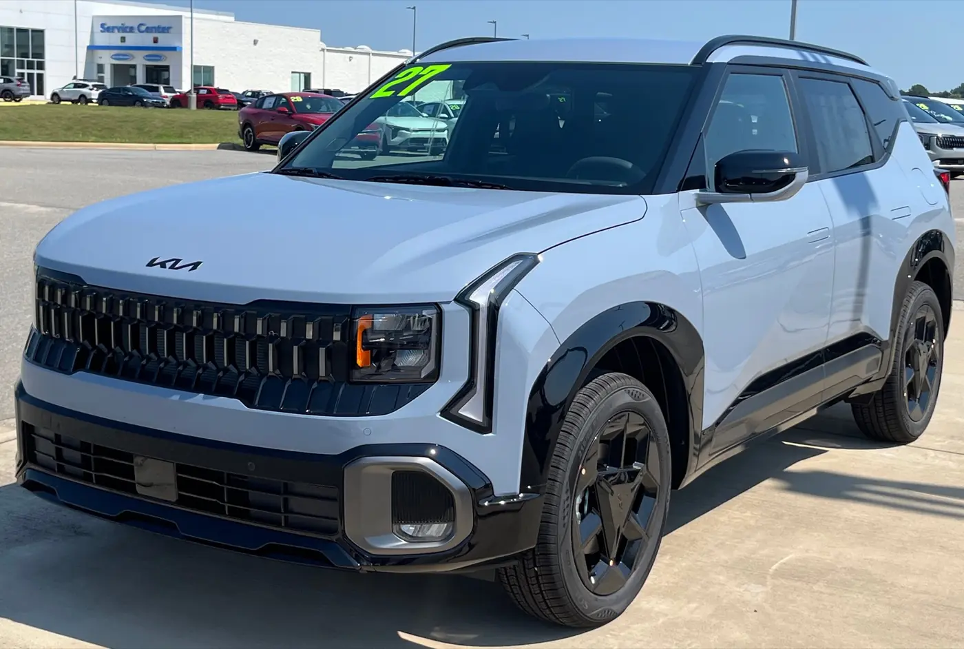 Kia Seltos Híbrida 2027, vista 3/4 frontal, foto 2