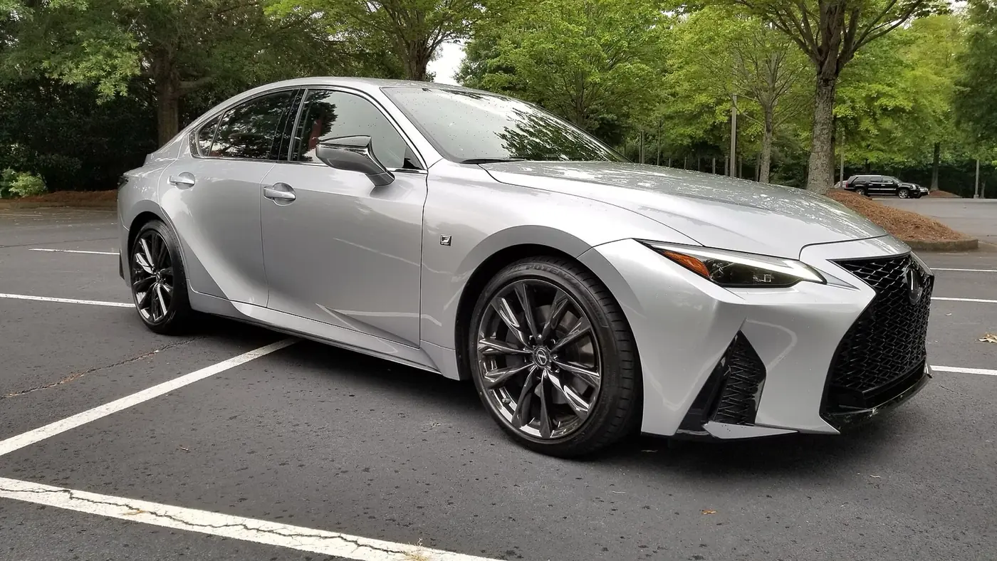 Lexus IS 2026, vista 3/4 frontal, foto 1