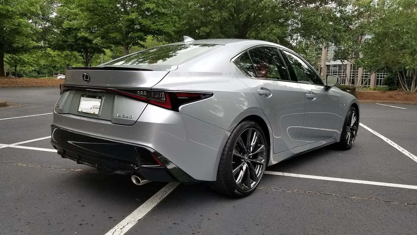 Lexus IS 2026, vista 3/4 trasera