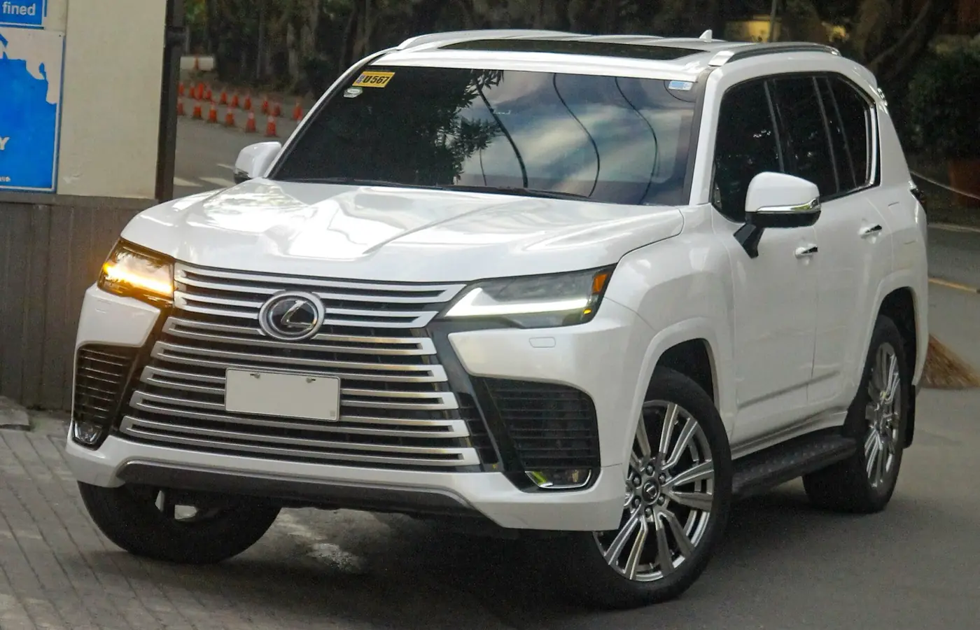 Lexus LX 2026, vista 3/4 frontal, foto 2