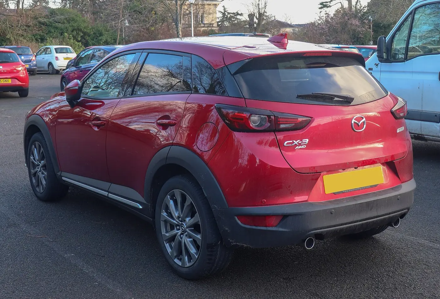Mazda CX-3 2026, vista 3/4 trasera