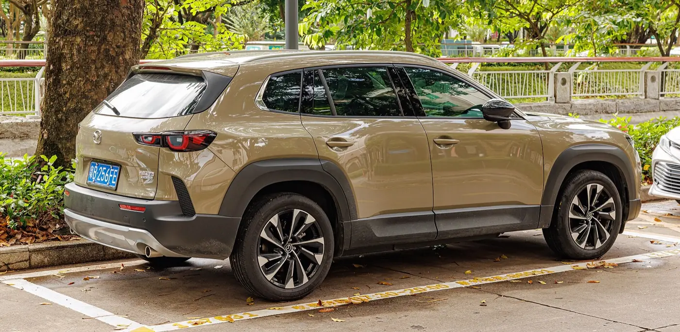 Mazda CX-50 2027, vista 3/4 trasera