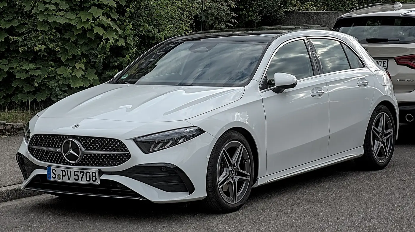 Mercedes-Benz Clase A Hatchback 2027, vista 3/4 frontal, foto 1