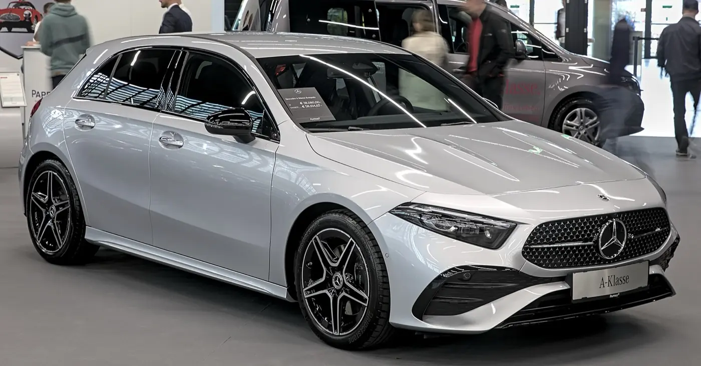 Mercedes-Benz Clase A Hatchback 2027, vista 3/4 frontal, foto 2