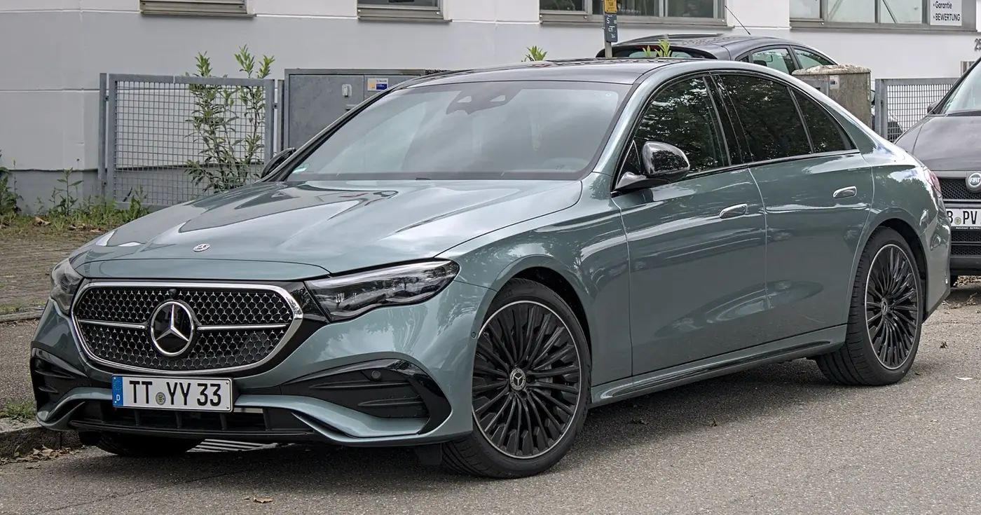 Mercedes-Benz Clase E 2027, vista 3/4 frontal, foto 1
