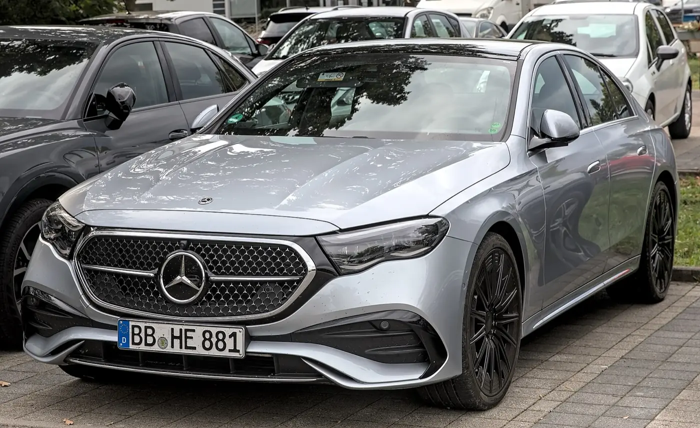 Mercedes-Benz Clase E 2027, vista 3/4 frontal, foto 2