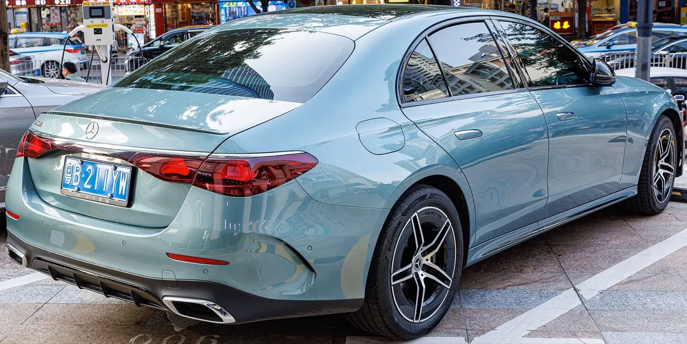 Mercedes-Benz Clase E 2027, vista 3/4 trasera