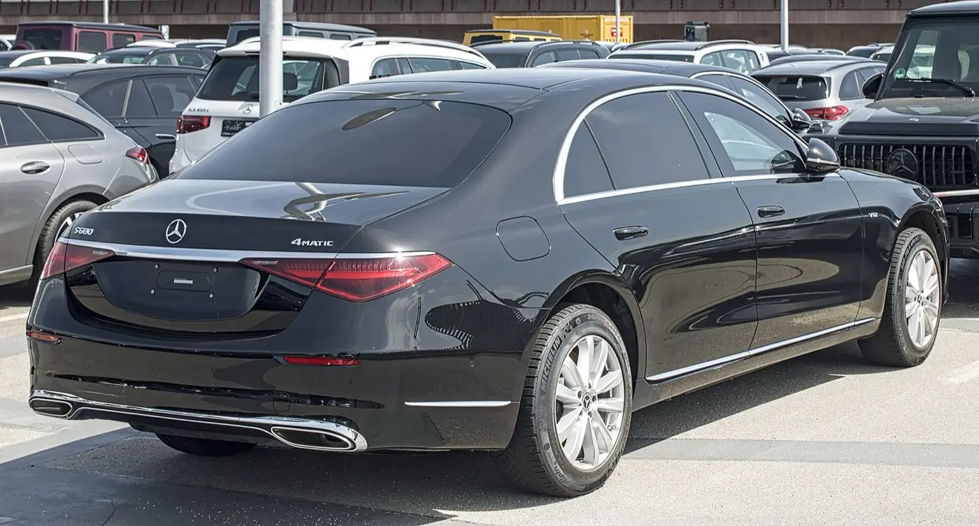Mercedes-Benz Clase S 2027, vista 3/4 trasera