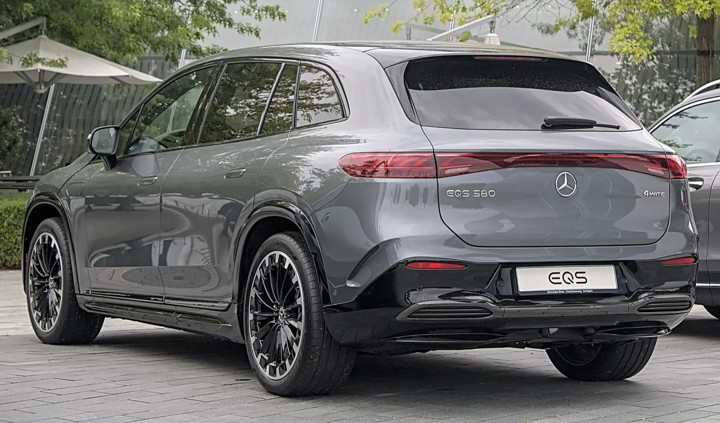 Mercedes-Benz EQS SUV 2027, vista 3/4 trasera