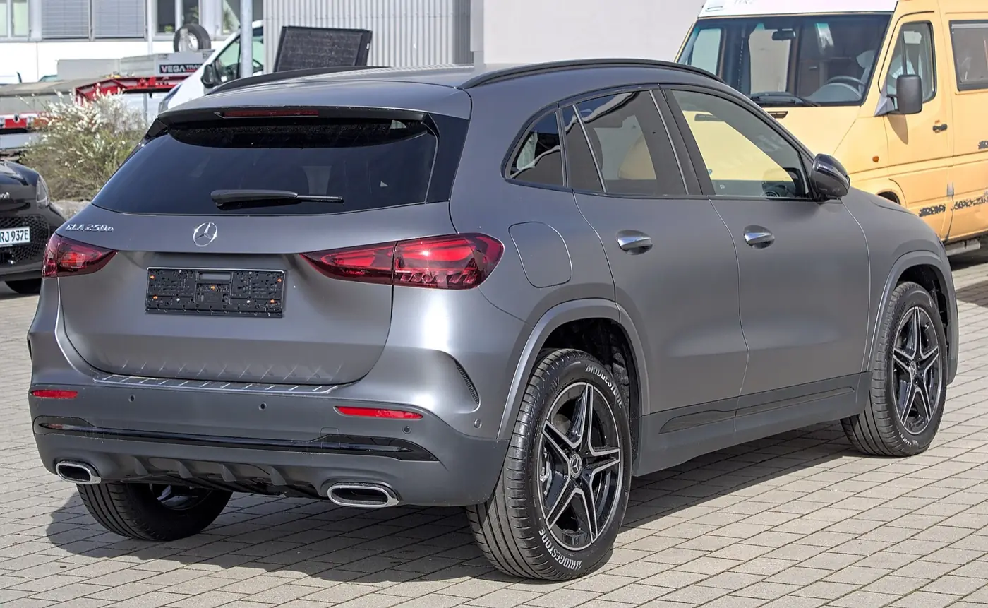 Mercedes-Benz GLA 2027, vista 3/4 trasera