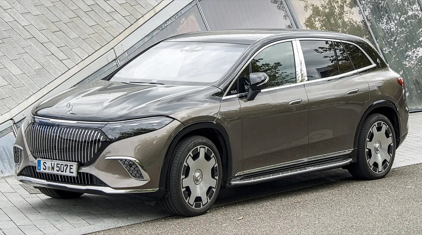 Mercedes-Benz Mercedes-Maybach EQS SUV 2027, vista 3/4 frontal
