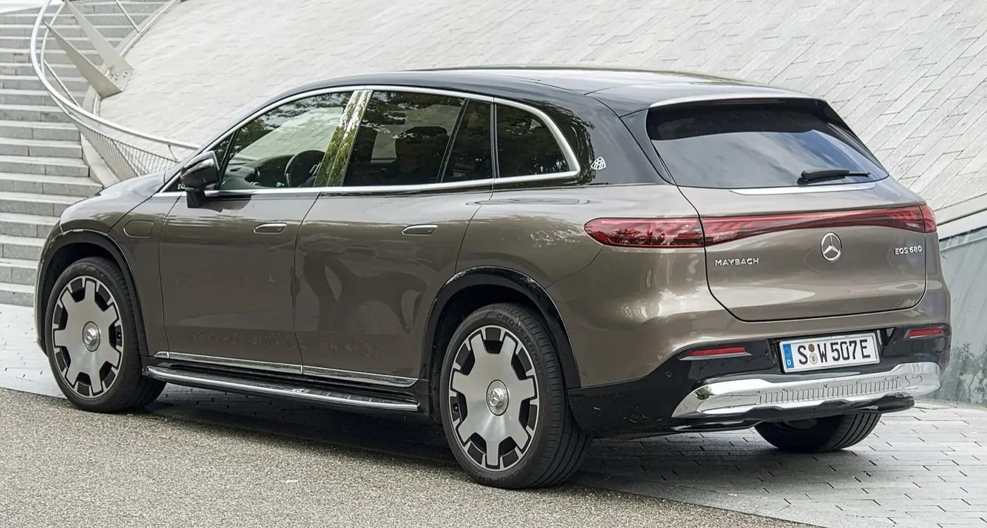 Mercedes-Benz Mercedes-Maybach EQS SUV 2027, vista 3/4 trasera