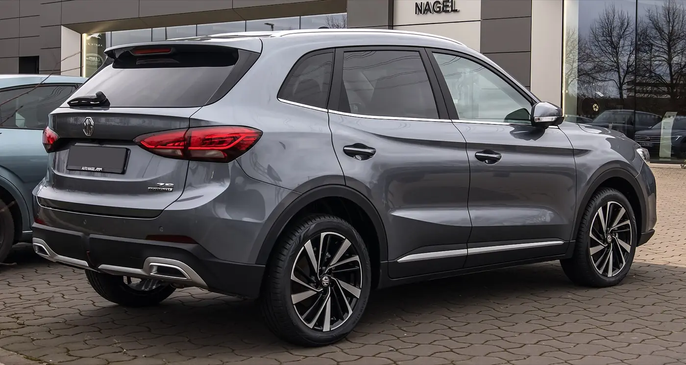 MG ZS Turbo 2026, vista 3/4 trasera