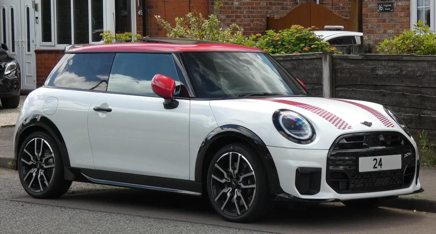 MINI Cooper 3 Puertas 2027, vista 3/4 frontal