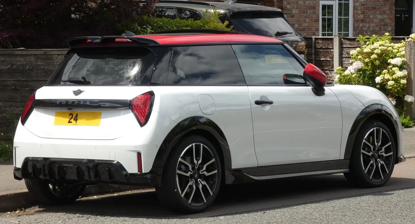 MINI Cooper 3 Puertas 2027, vista 3/4 trasera
