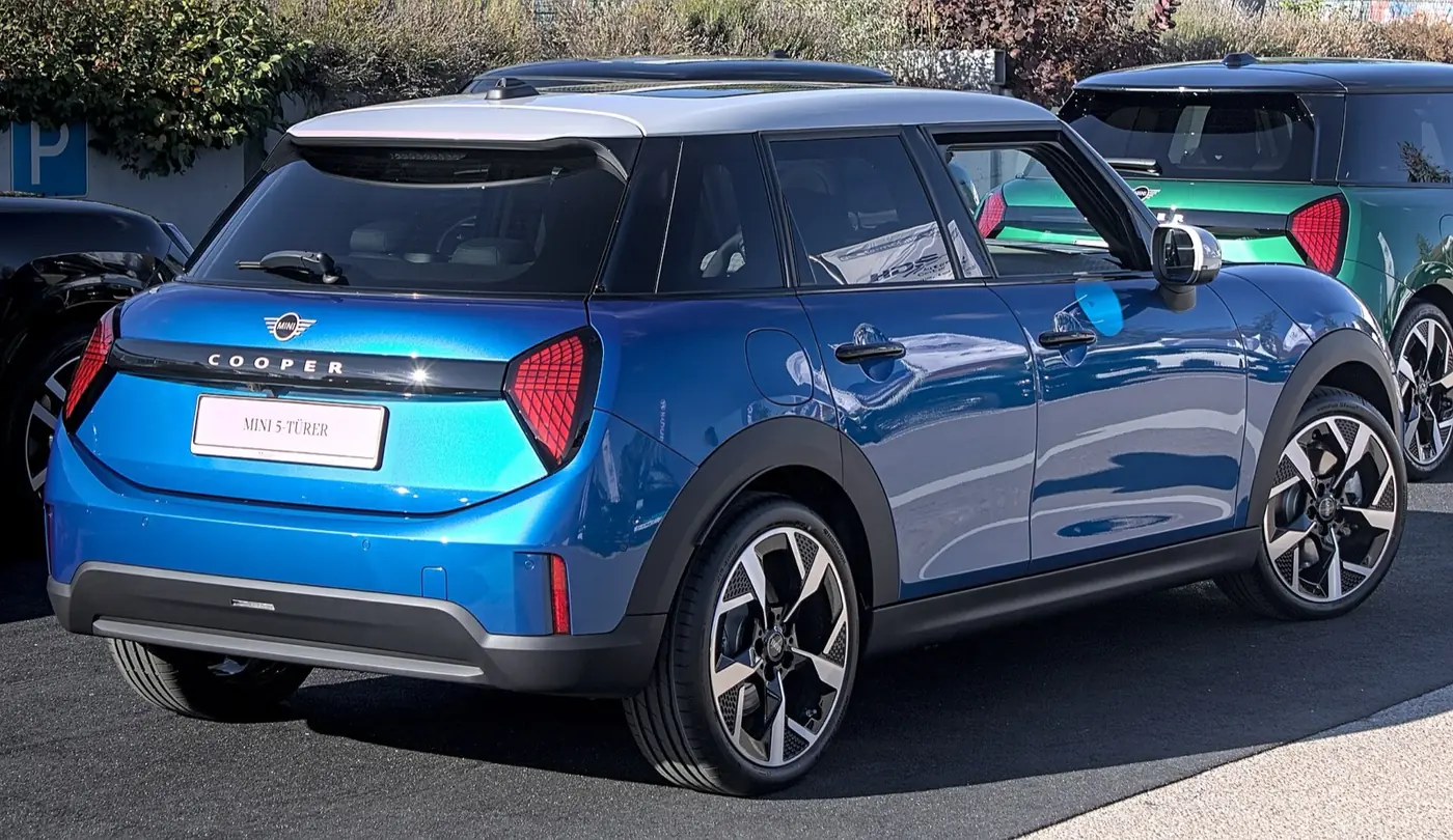MINI Cooper 5 Puertas 2026, vista 3/4 trasera
