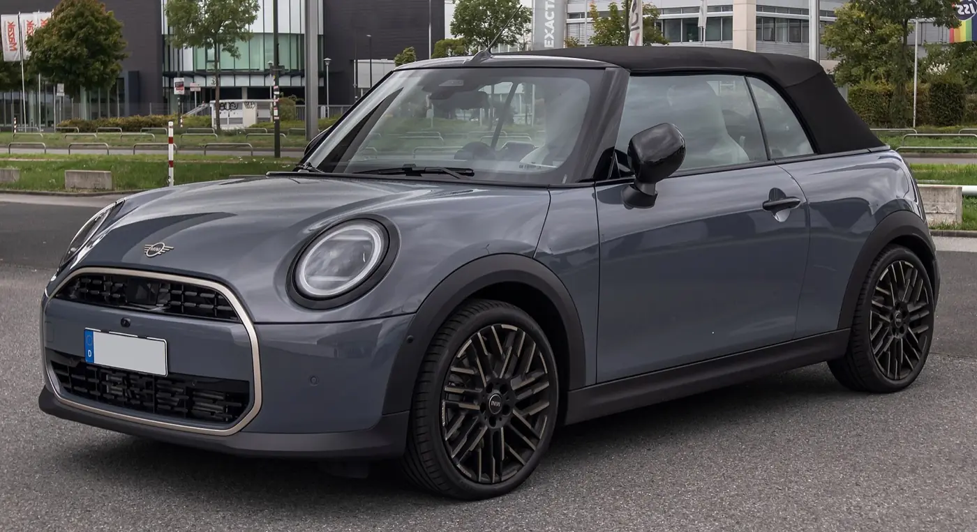 MINI Cooper Convertible 2026, vista 3/4 frontal, foto 1
