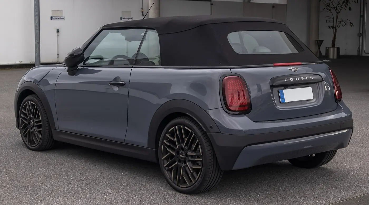 MINI Cooper Convertible 2026, vista 3/4 trasera