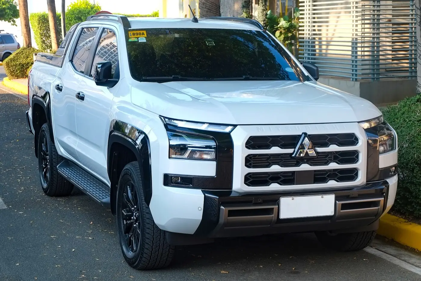 Mitsubishi L200 2026, vista 3/4 frontal, foto 2
