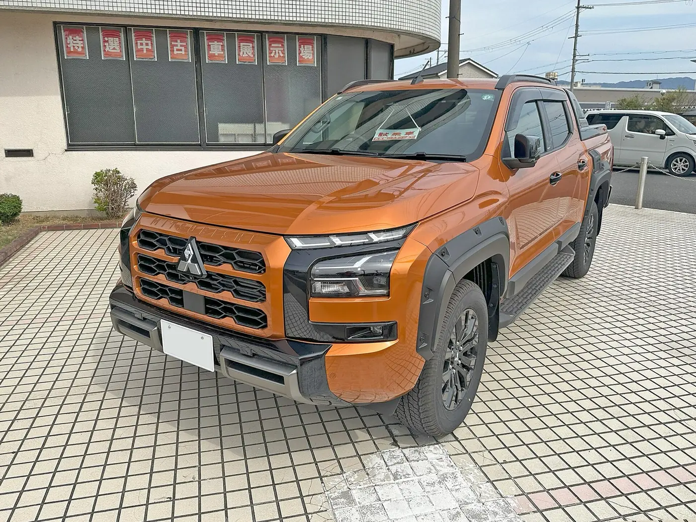 Mitsubishi L200 2026, vista 3/4 frontal, foto 3
