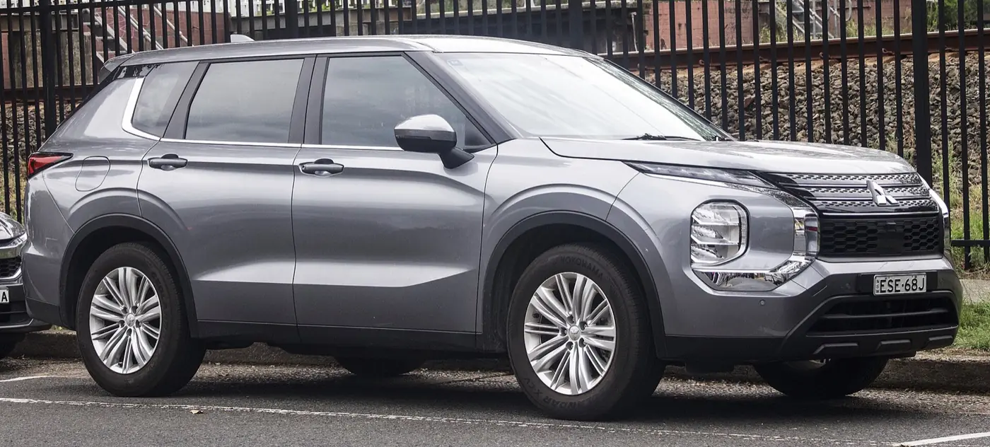 Mitsubishi Outlander 2026, vista 3/4 frontal, foto 2