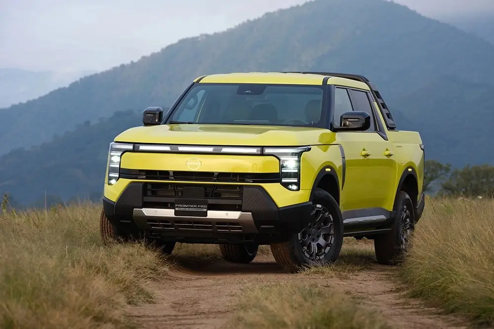 Nissan Frontier PRO PHEV 2026 de frente en un camino de terracería