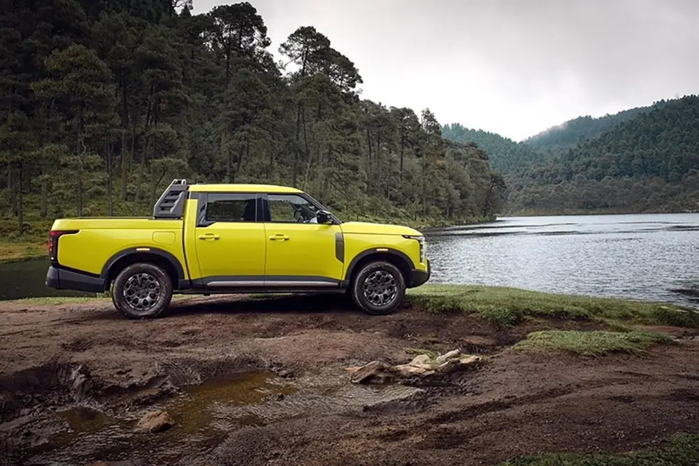 Nissan Frontier PRO PHEV 2026 de perfil junto a un lago