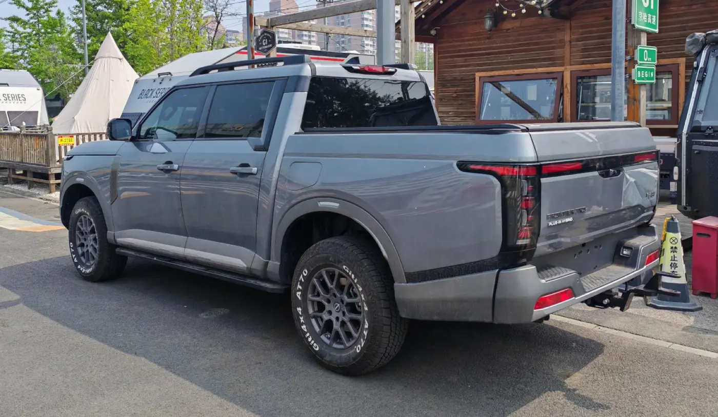 Nissan Frontier Pro PHEV 2027, vista 3/4 trasera