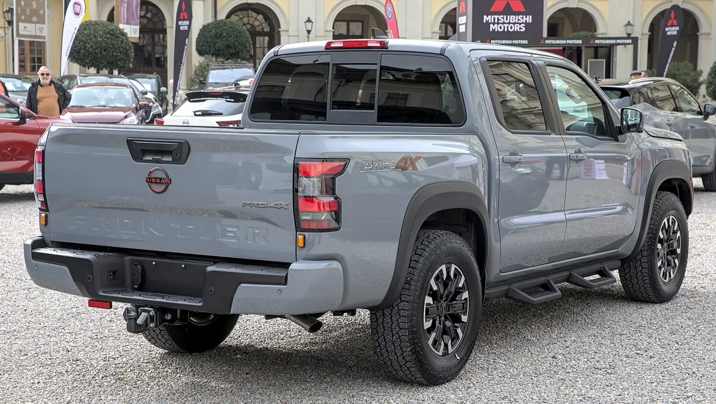 Nissan Frontier V6 PRO-4X 2026, vista 3/4 trasera