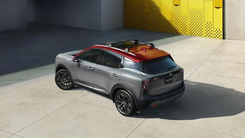 Nissan Kicks 2025 gris visto de tres cuartos por detrás