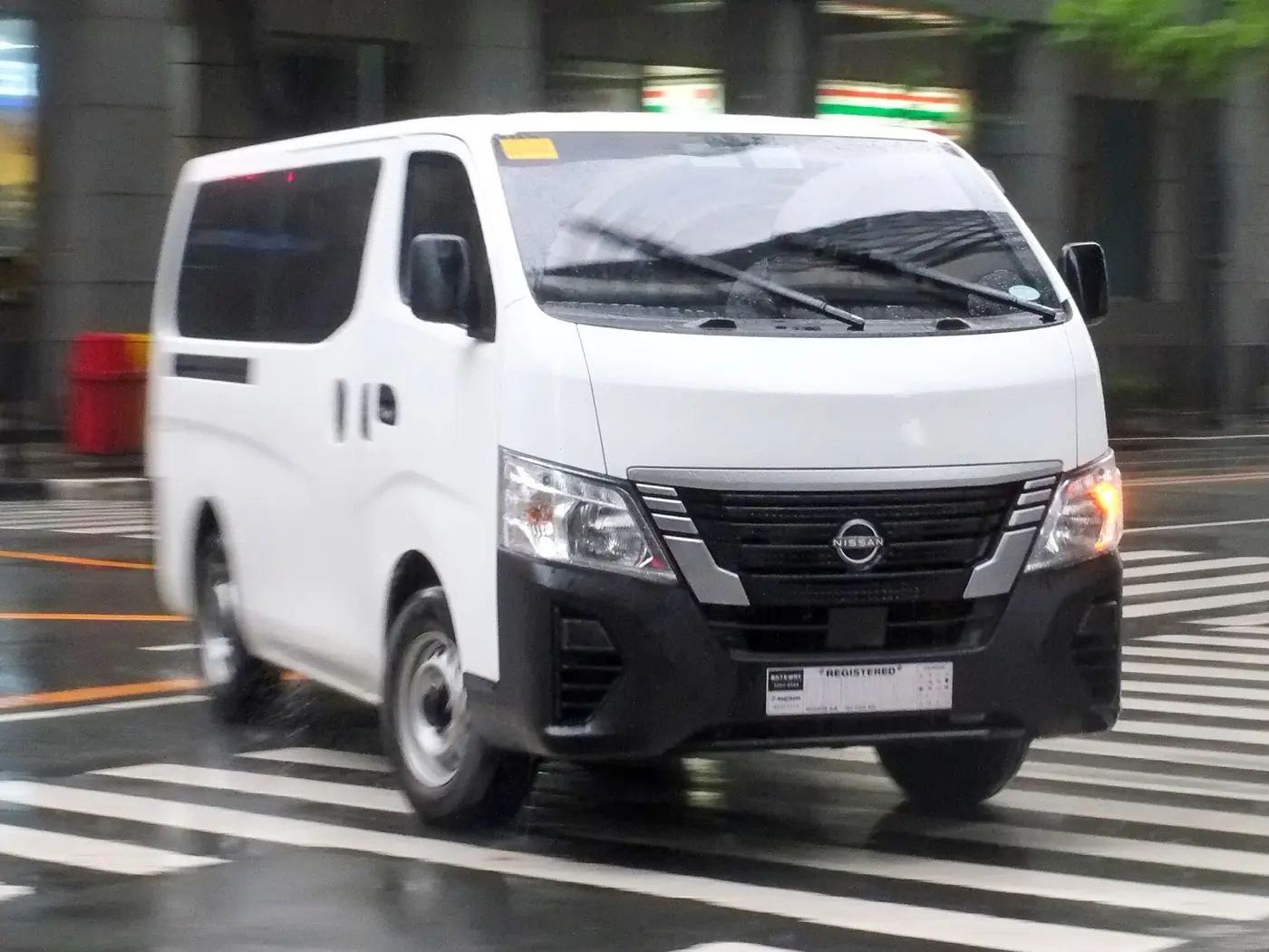 Nissan Urvan 2026, vista 3/4 frontal, foto 1