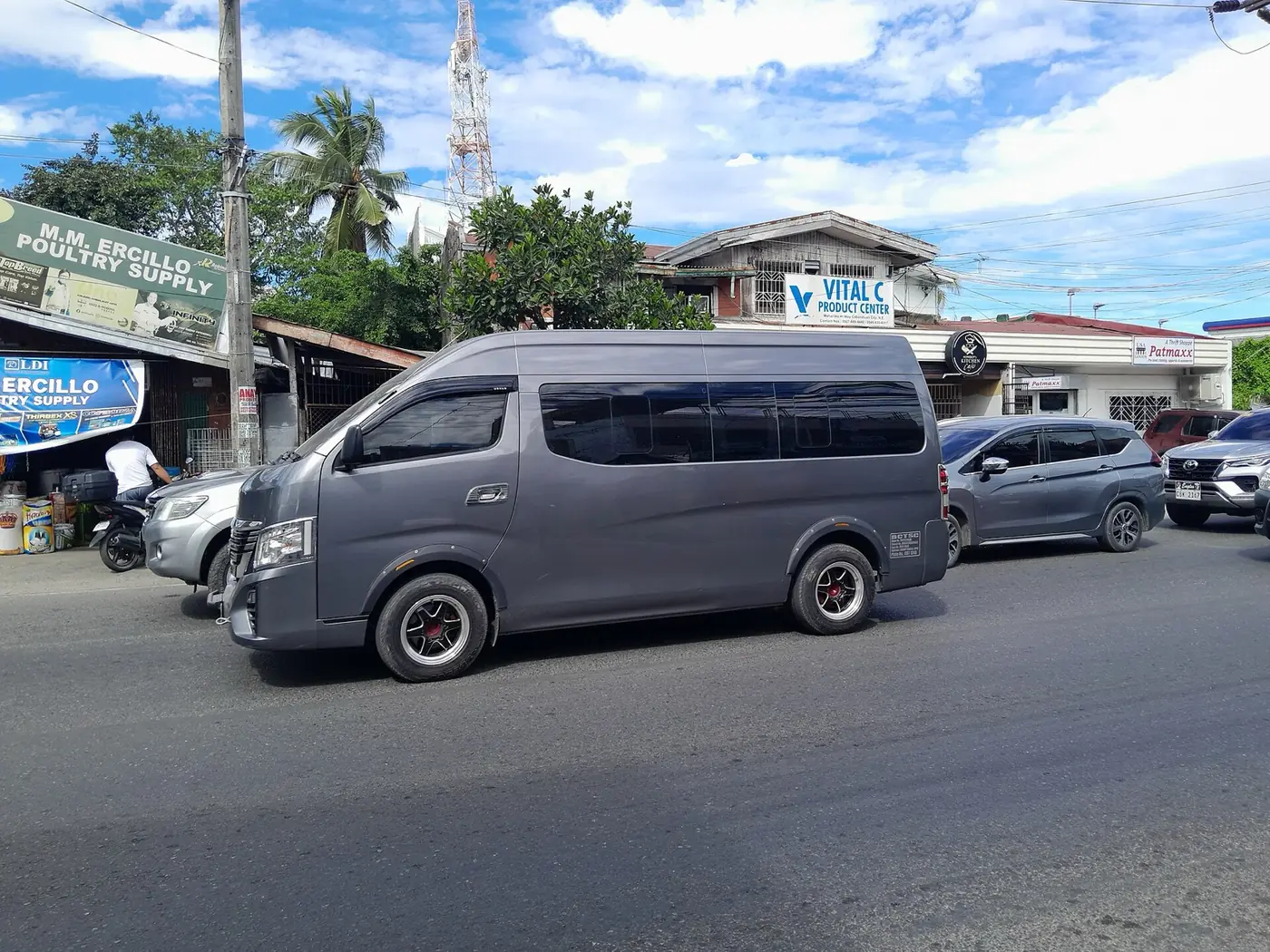 Nissan Urvan 2026, vista 3/4 frontal, foto 2