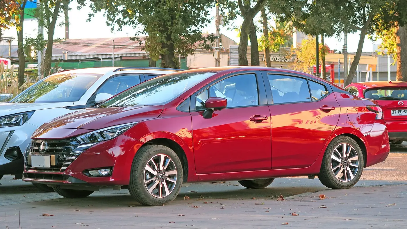 Nissan Versa 2026, vista exterior