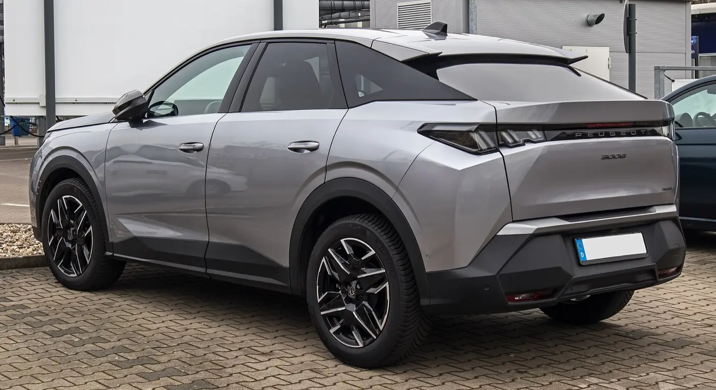 Peugeot 3008 2027, vista 3/4 trasera