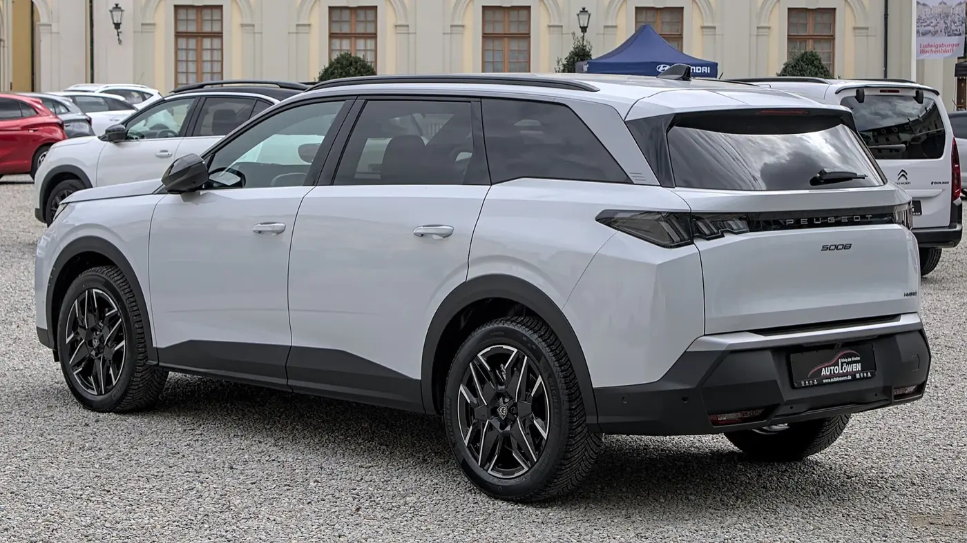 Peugeot 5008 2027, vista 3/4 trasera