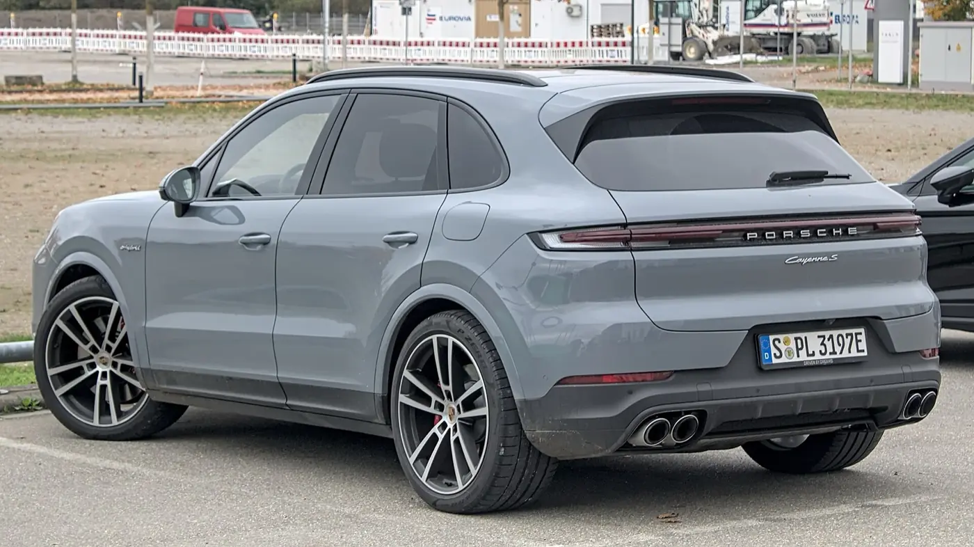 Porsche Cayenne 2027, vista 3/4 trasera