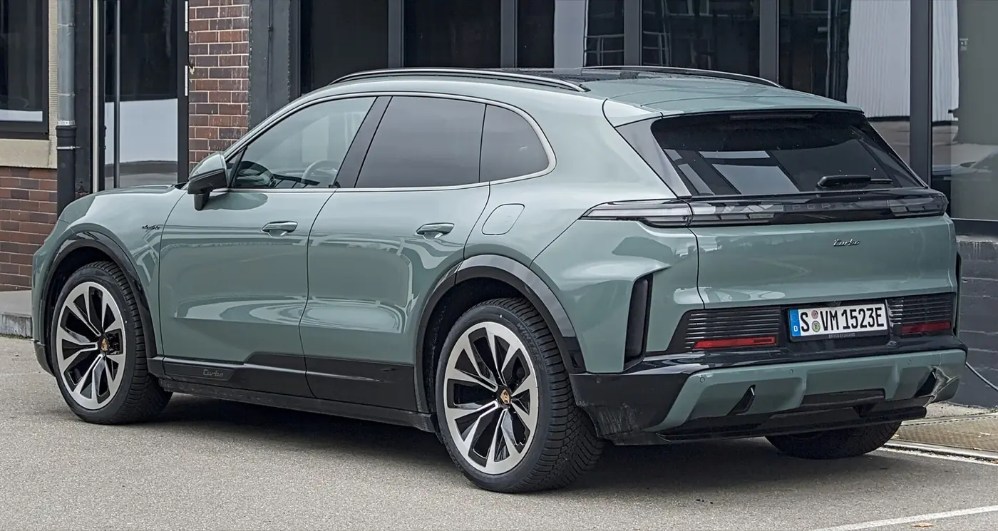 Porsche Cayenne Electric 2027, vista 3/4 trasera