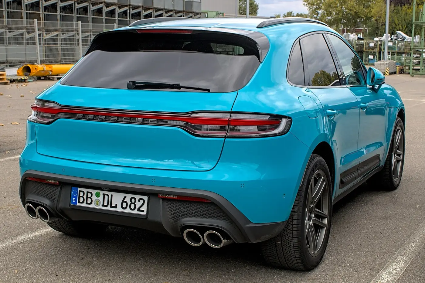Porsche Macan 2026, vista 3/4 trasera
