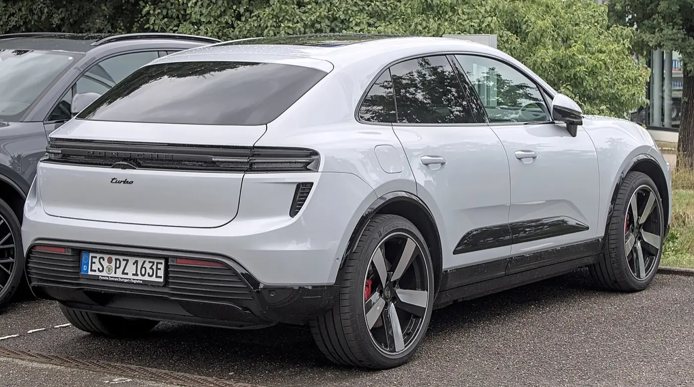 Porsche Macan Electric 2027, vista 3/4 trasera