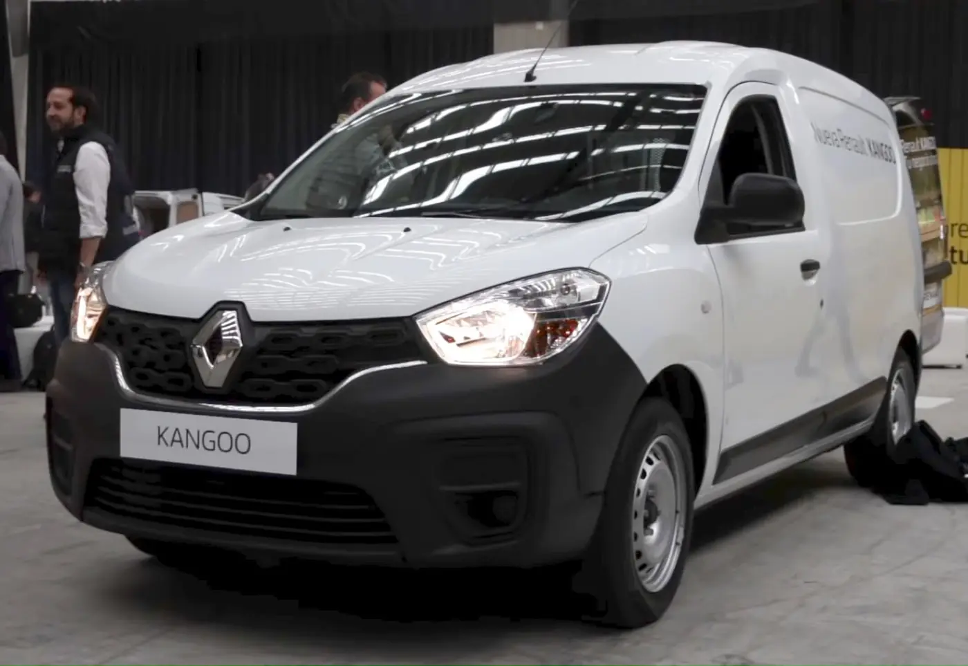 Renault Kangoo 2026, vista 3/4 frontal, foto 1