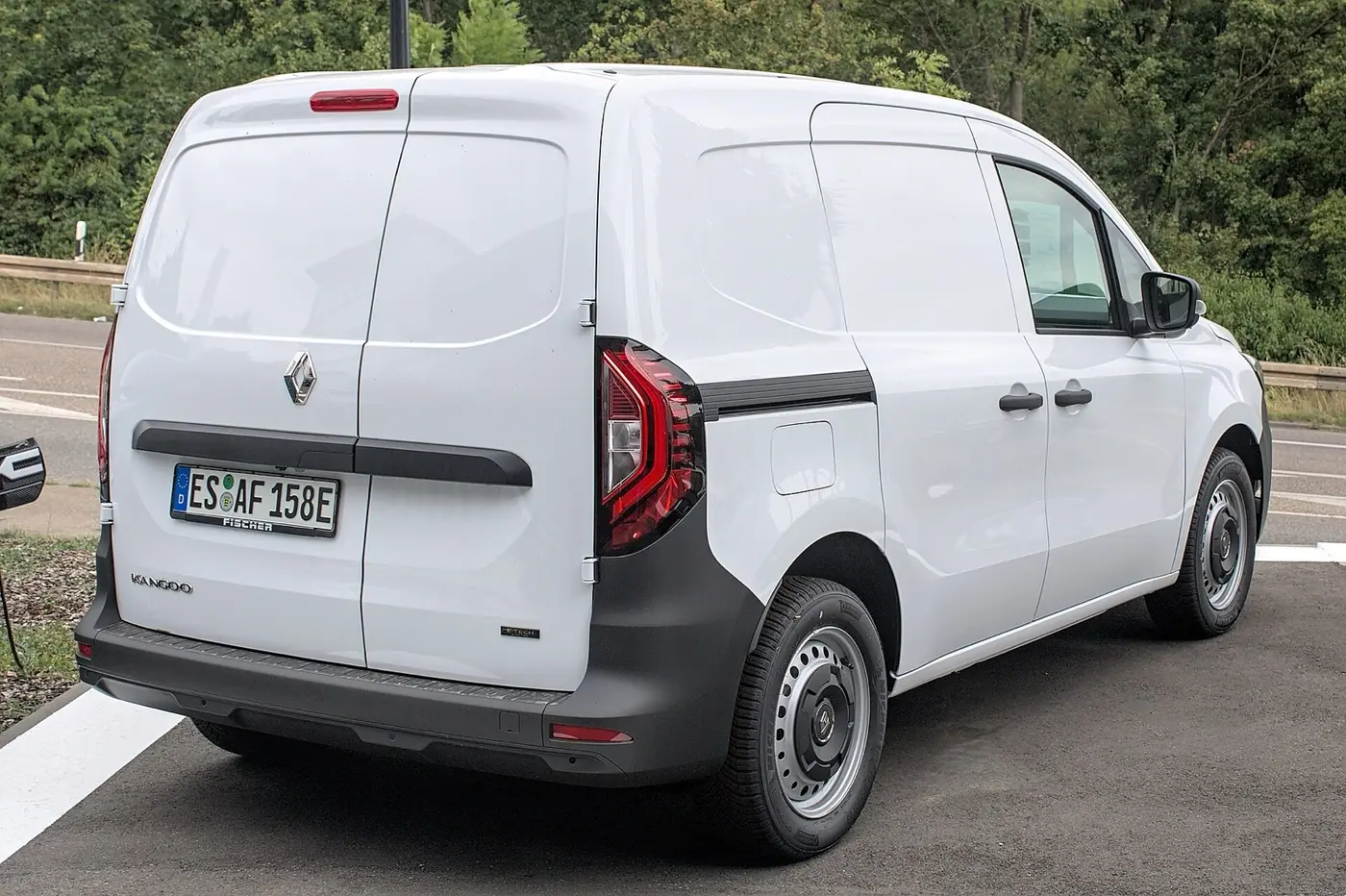 Renault Kangoo E-Tech 2026, vista 3/4 trasera