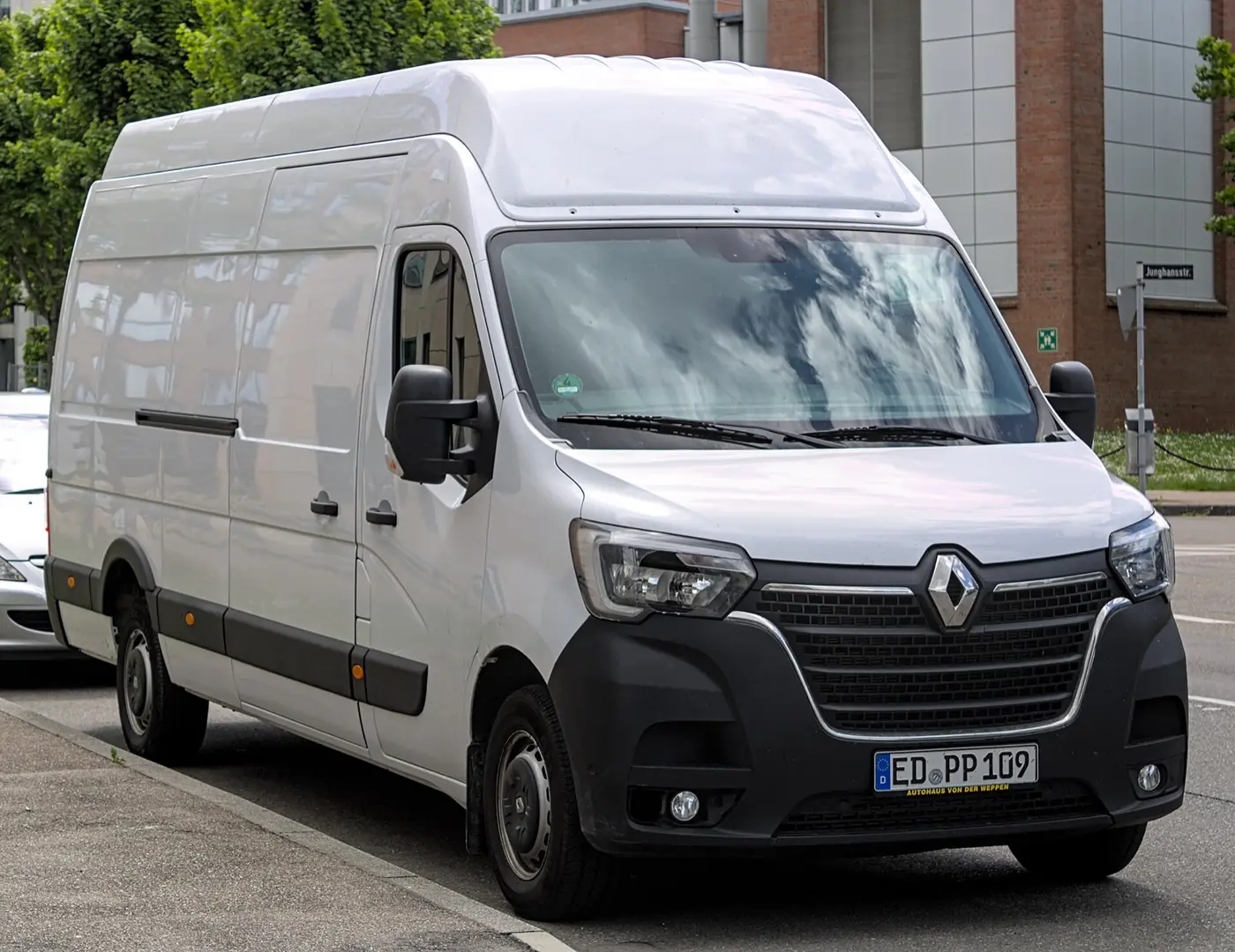 Renault Master Diésel 2026, vista 3/4 frontal, foto 2