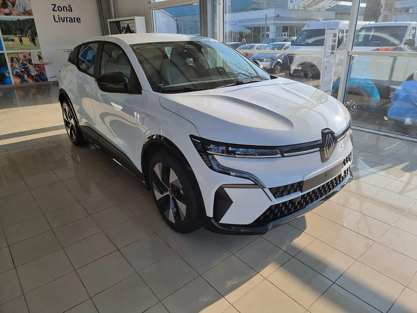 Renault Megane E-Tech 2026, vista 3/4 frontal, foto 2