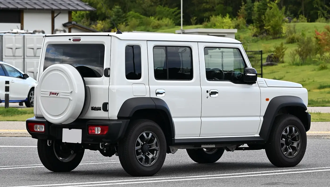Suzuki Jimny 5 puertas 2027, vista 3/4 trasera