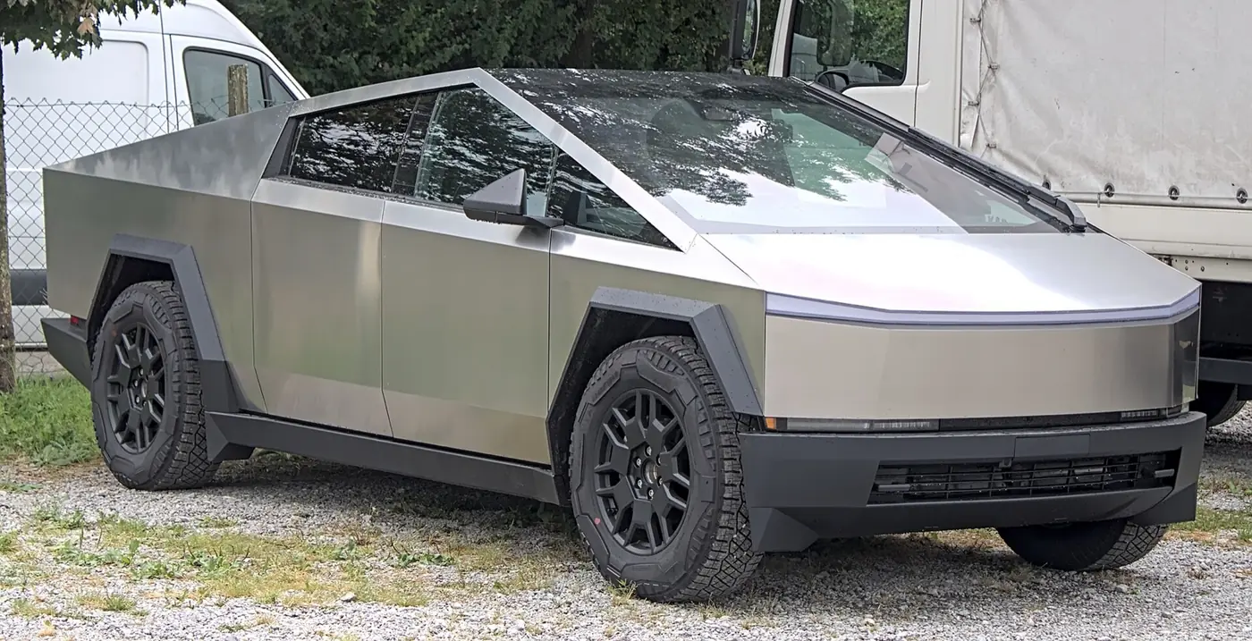 Tesla Cybertruck 2026, vista 3/4 frontal, foto 1