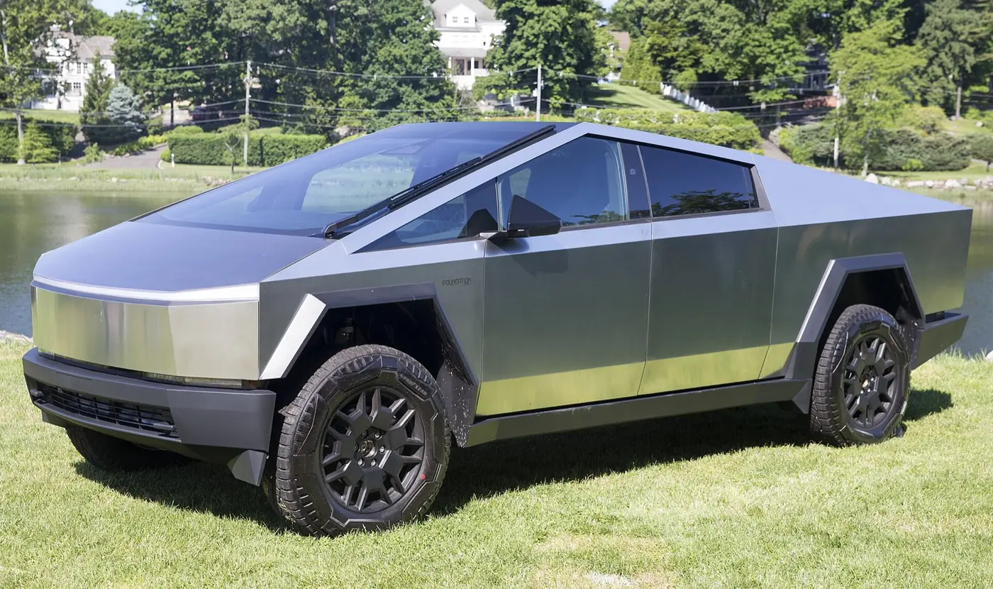 Tesla Cybertruck 2026, vista 3/4 frontal, foto 2