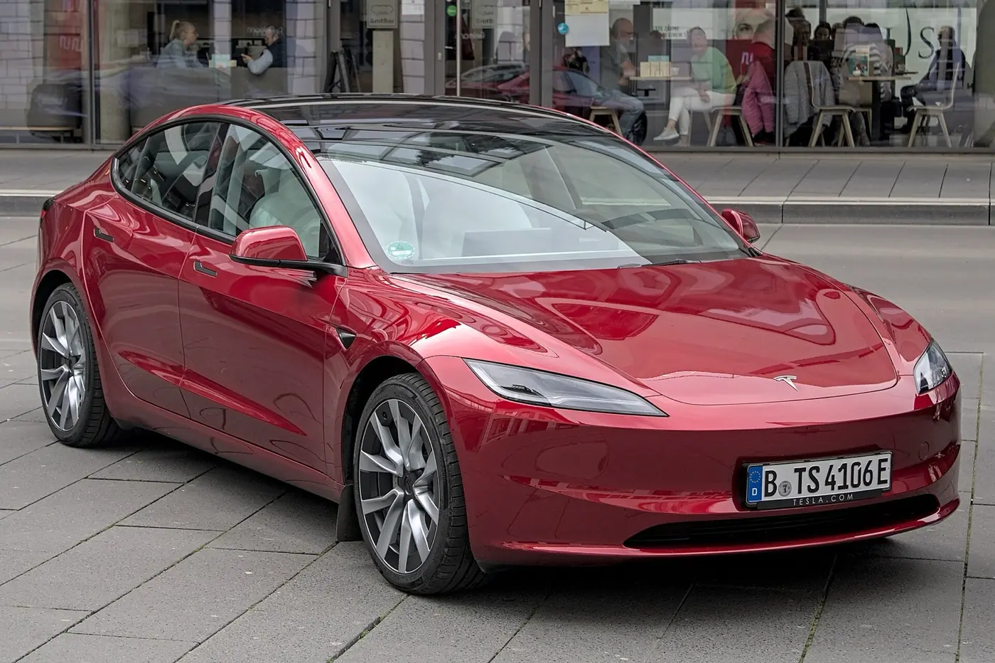 Tesla Model 3 2026, vista 3/4 frontal, foto 1