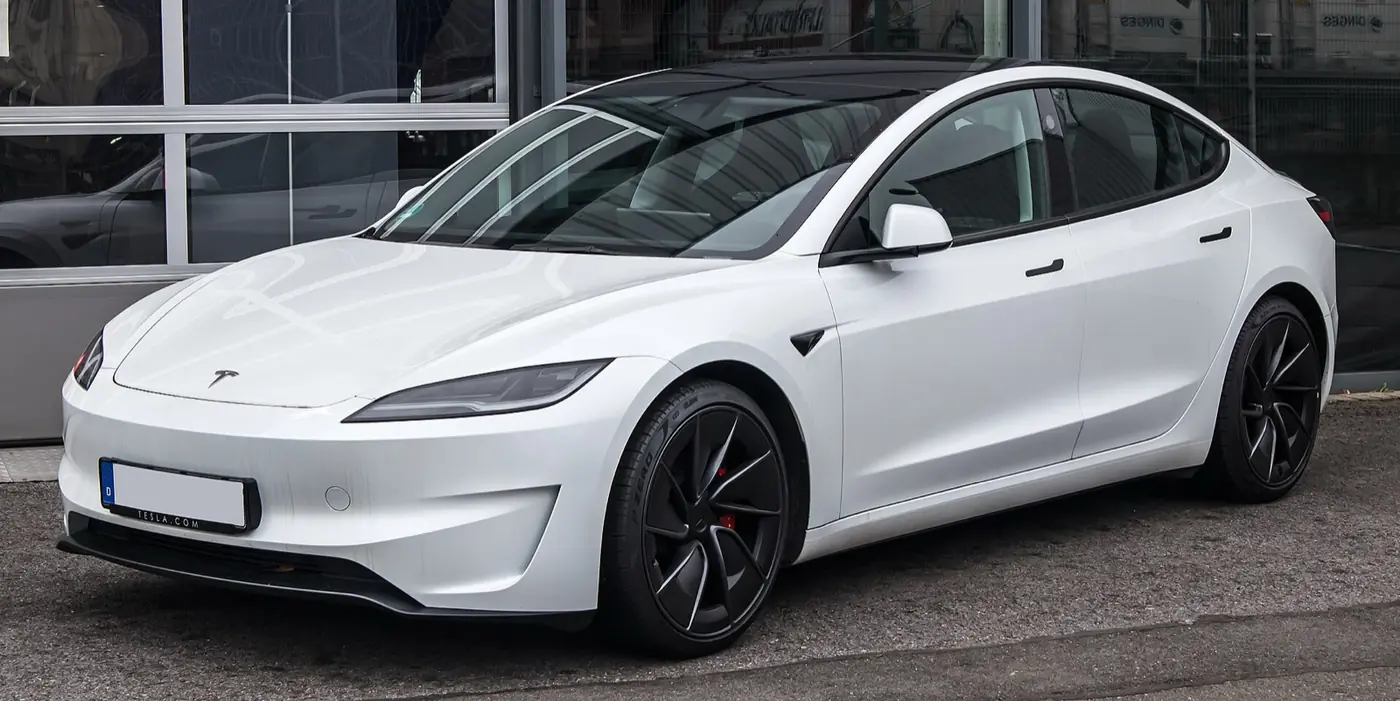 Tesla Model 3 2026, vista 3/4 frontal, foto 2