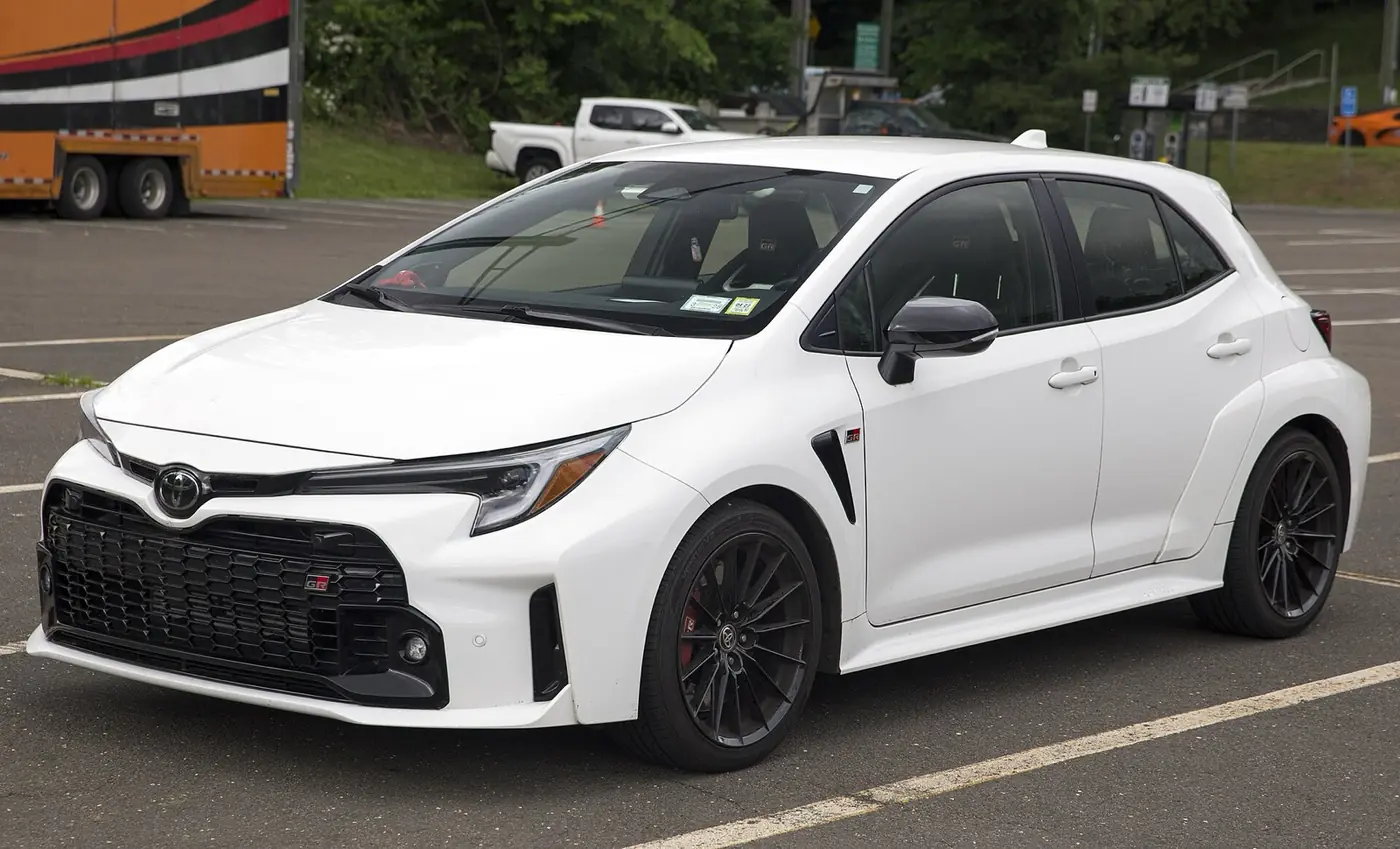Toyota GR Corolla 2026, vista 3/4 frontal, foto 1